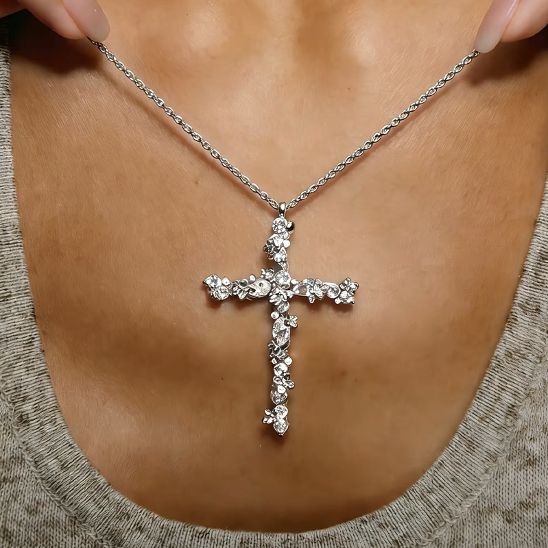 ✝️ Naszyjnik z promieniującym krzyżem – biżuteria niosąca moc wiary