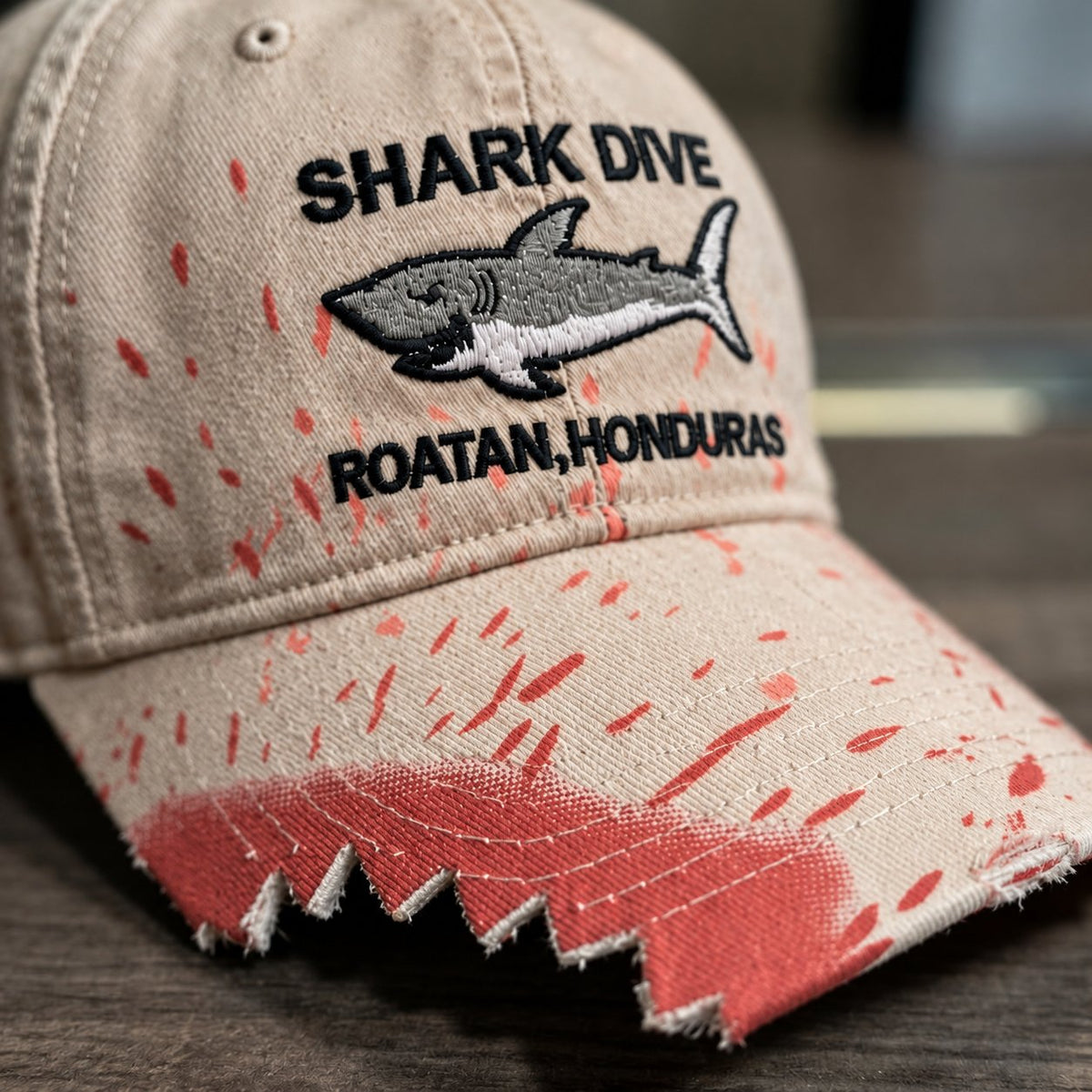 🦈 Czapka z daszkiem „Shark Bite” | Haftowany rekin • Postrzępiony daszek w kształcie zęba rekina