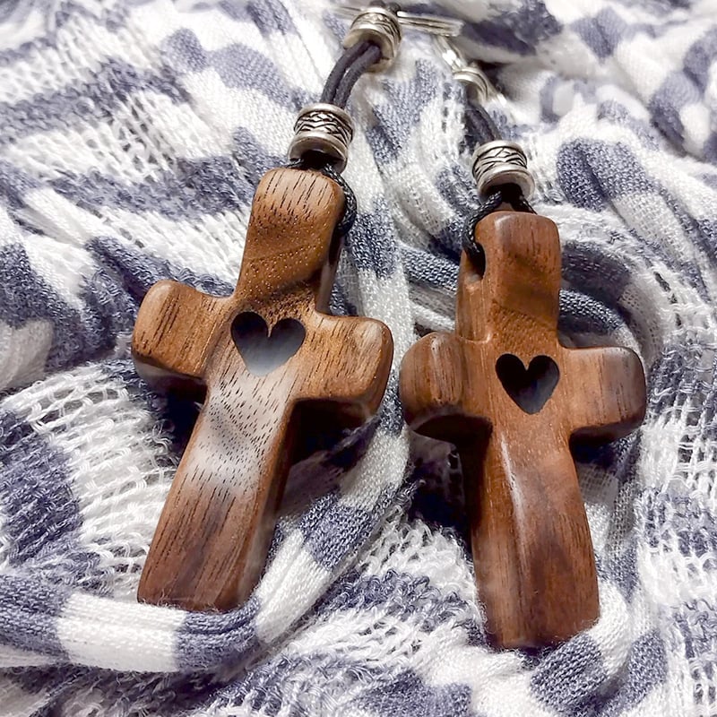 Ręcznie wykonany krzyżyk „Cross My Heart” – prezent dodający otuchy 💝