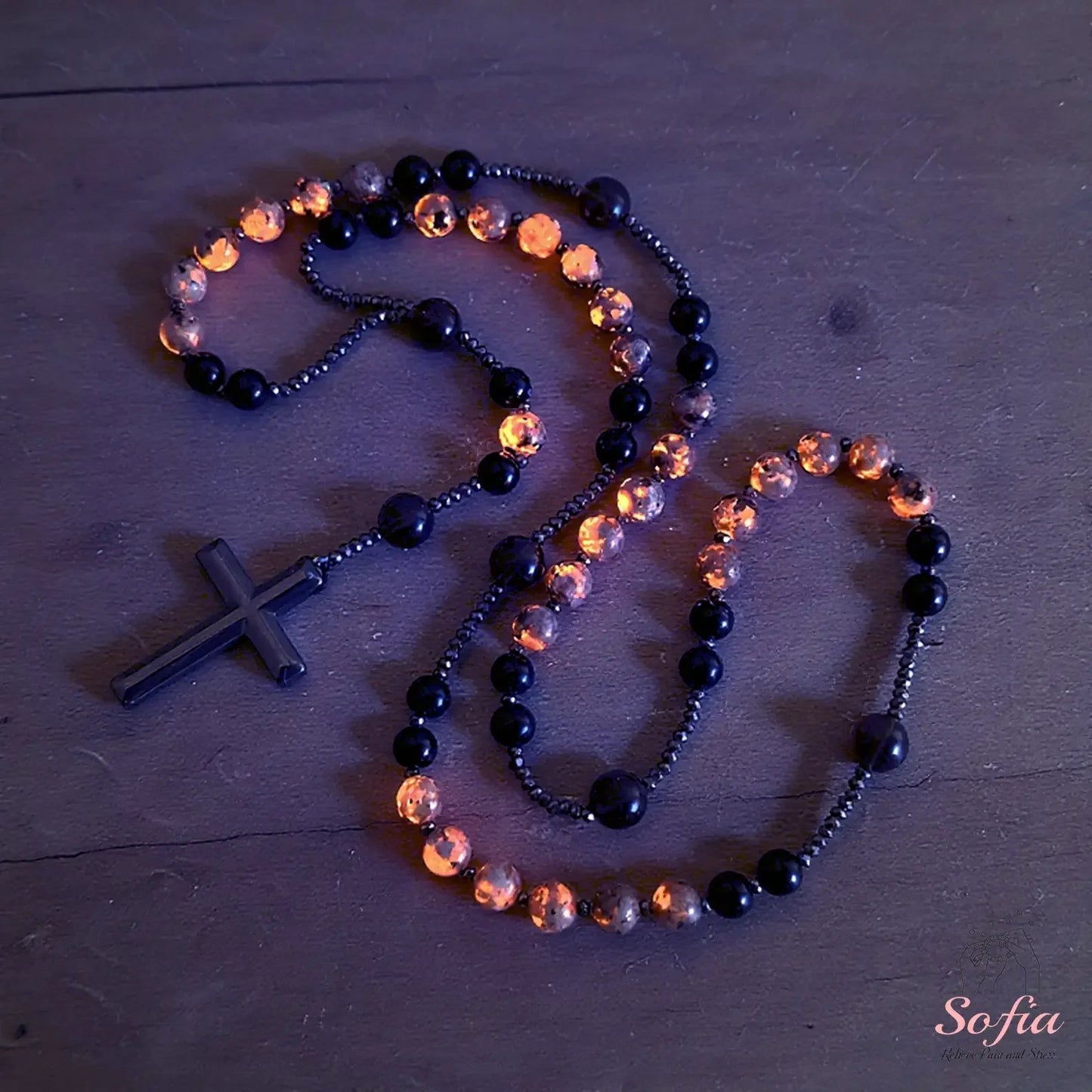 📿💫 Naszyjnik-różaniec z uzdrawiającym kryształem Yooperlite (Fire Stone) | Wisiorek ochronny reagujący na światło UV