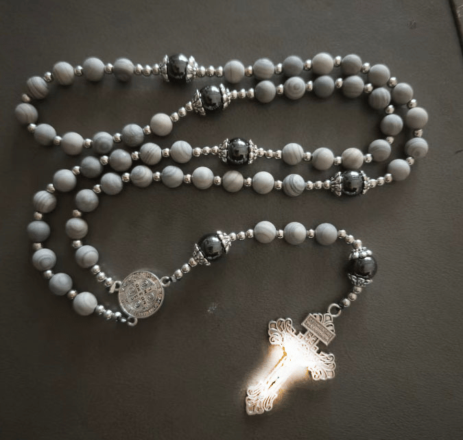 📿💫 Naszyjnik-różaniec z uzdrawiającym kryształem Yooperlite (Fire Stone) | Wisiorek ochronny reagujący na światło UV