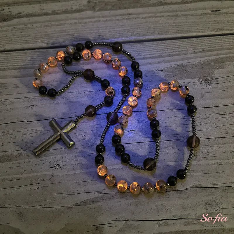📿💫 Naszyjnik-różaniec z uzdrawiającym kryształem Yooperlite (Fire Stone) | Wisiorek ochronny reagujący na światło UV