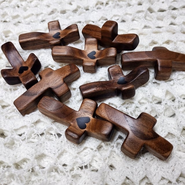 Ręcznie wykonany krzyżyk „Cross My Heart” – prezent dodający otuchy 💝