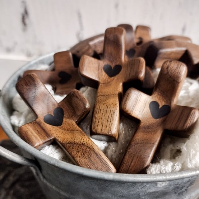 Ręcznie wykonany krzyżyk „Cross My Heart” – prezent dodający otuchy 💝