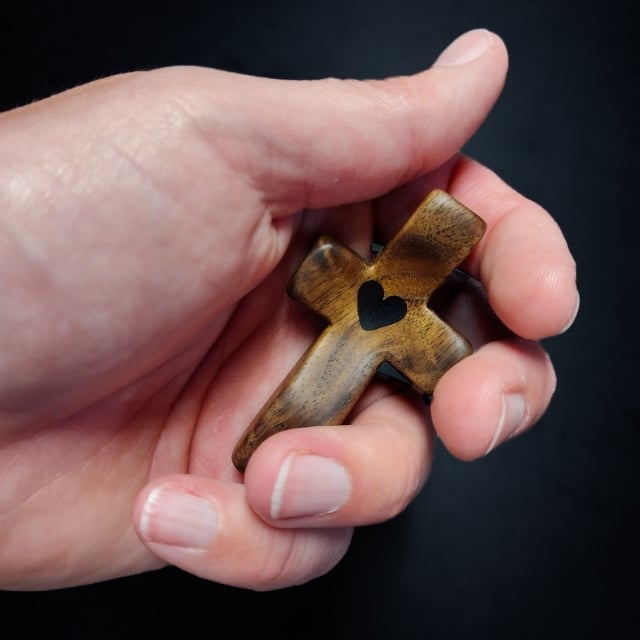 Ręcznie wykonany krzyżyk „Cross My Heart” – prezent dodający otuchy 💝